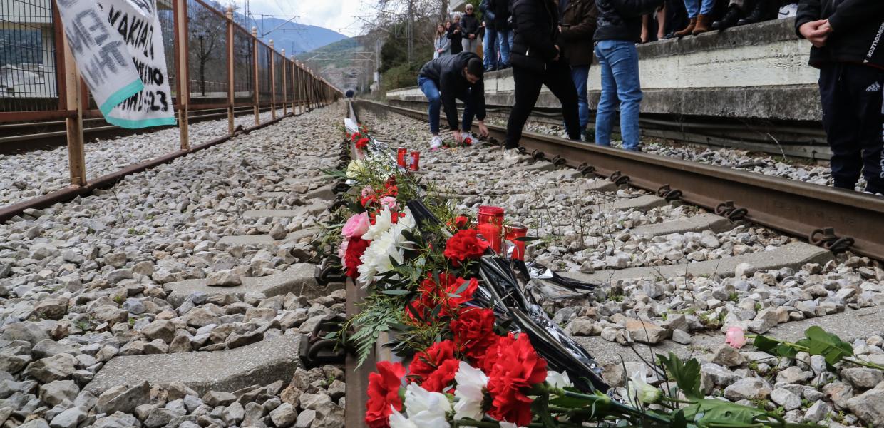 Λουλούδια στις σιδηροδρομικές ράγες στη μνήμη των θυμάτων της τραγωδίας στα Τέμπη