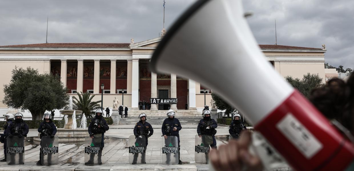 Δυνάμεις των ΜΑΤ έξω από την Πρυτανεία