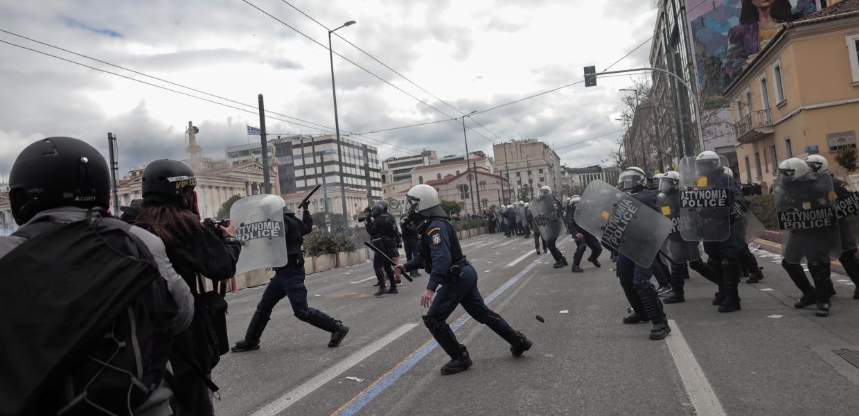 Επίθεση των ΜΑΤ στα Προπύλαια