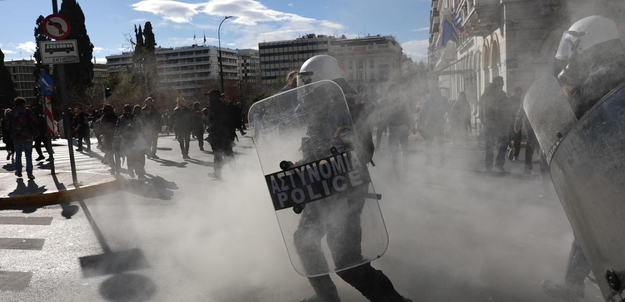 Αστυνομικοί ρίχνουν χημικά