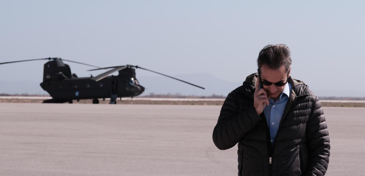 Ο Κυριάκος Μητσοτάκης μπροστά από στρατιωτικό ελικόπτερο