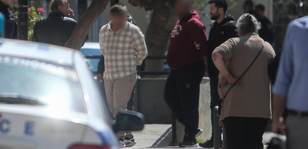 Οι κατηγορούμενοι συνοδεία αστυνομικών με πολιτικά έξω από το δικαστήριο