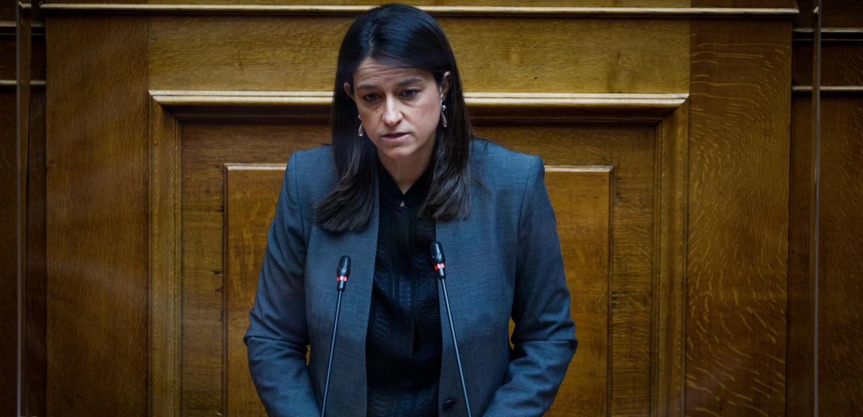 Η Νίκη Κεραμέως στο βήμα της Βουλής