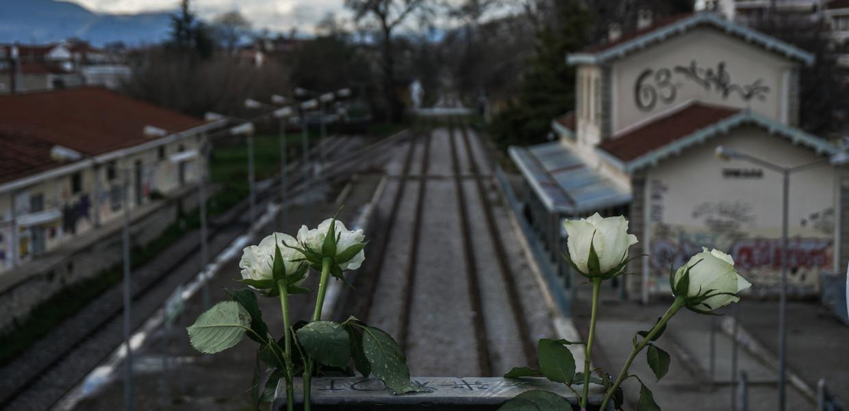 Λουλούδια στον ΟΣΕ Τρικάλων στην μνήμη των θυμάτων