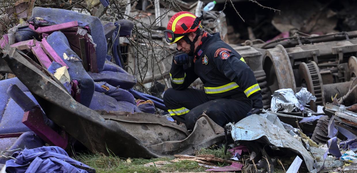 Πυροσβέστης στον τόπο του δυστυχήματος στα Τέμπη