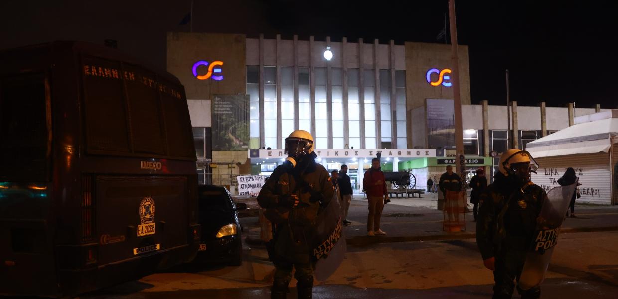 ΜΑΤ μπροστά στο κτίριο του ΟΣΕ