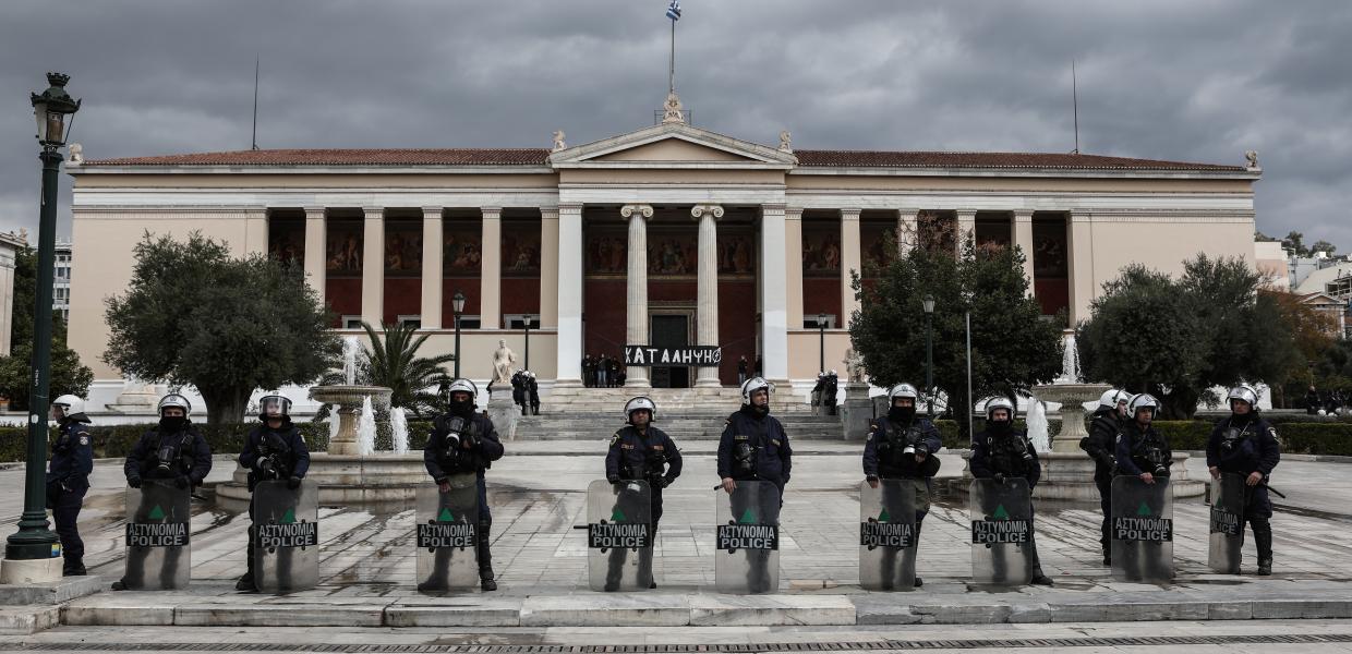 Διμοιρία ΜΑΤ έξω από την κατάληψη της Πρυτανείας