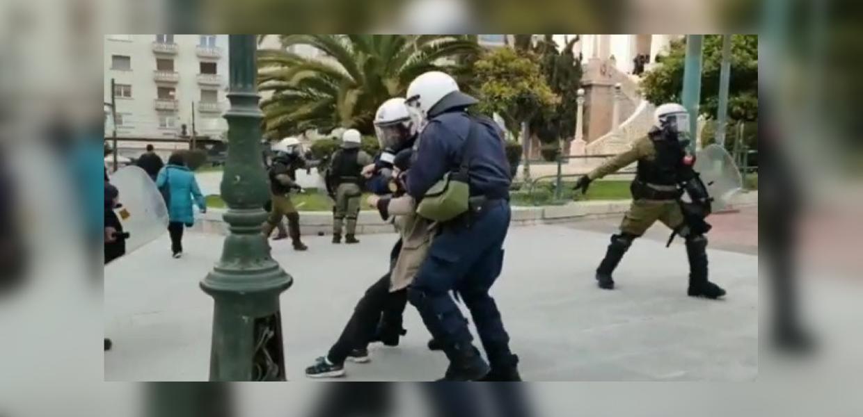 Προσαγωγή διαδηλώτριας