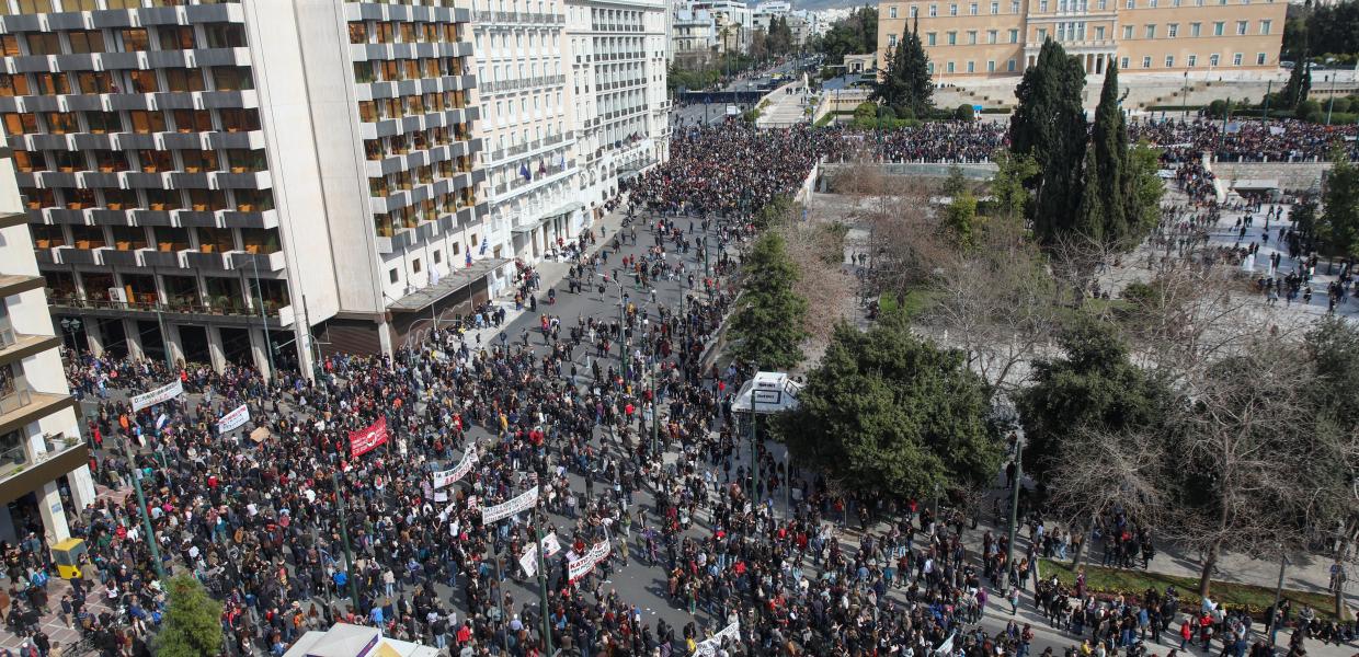Πλήθος κόσμου στη συγκέντρωση στο Σύνταγμα 