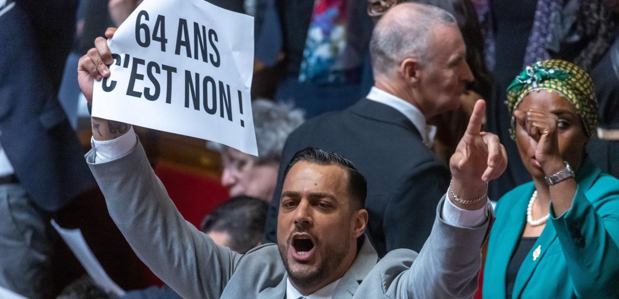 Γάλλος Βουλευτής με χαρτί κατά της μεταρρύθμισης για το συνταξιοδοτικό στην Εθνοσυνέλευση