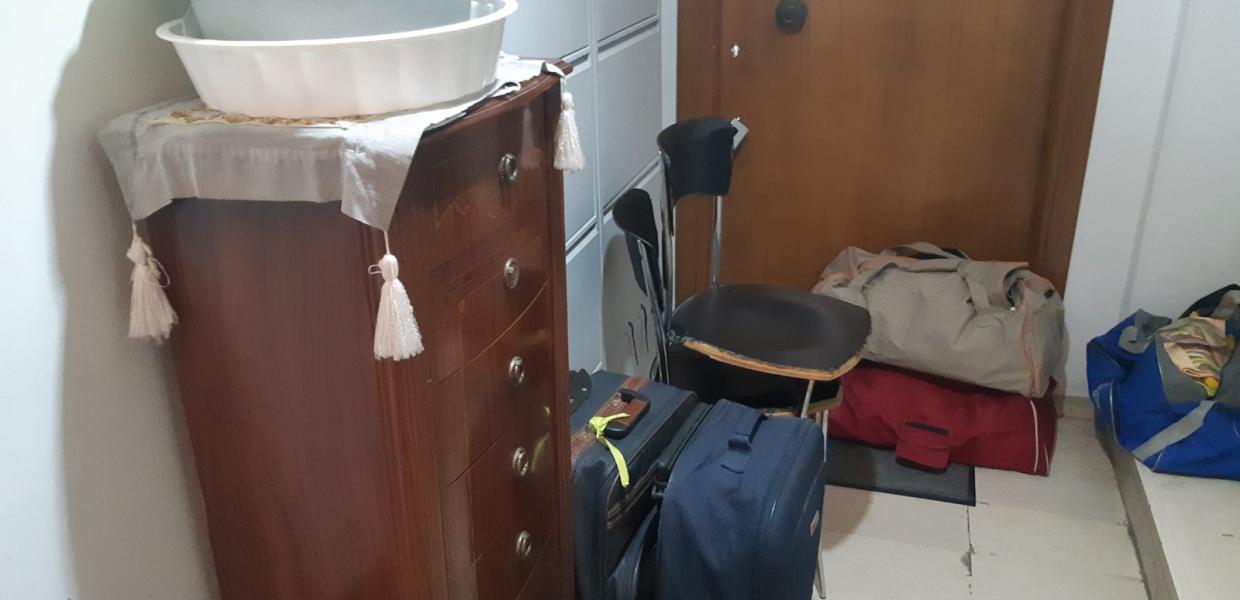 Βαλίτσες έξω από σπίτι