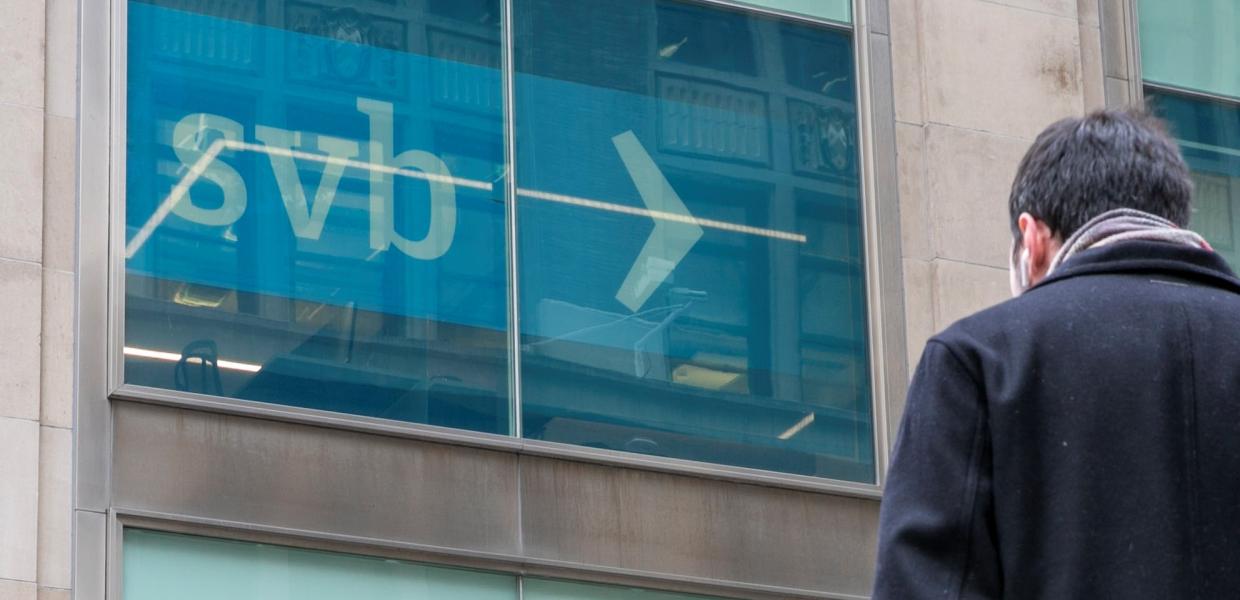 Άνθρωπος μπροστά από την SVB