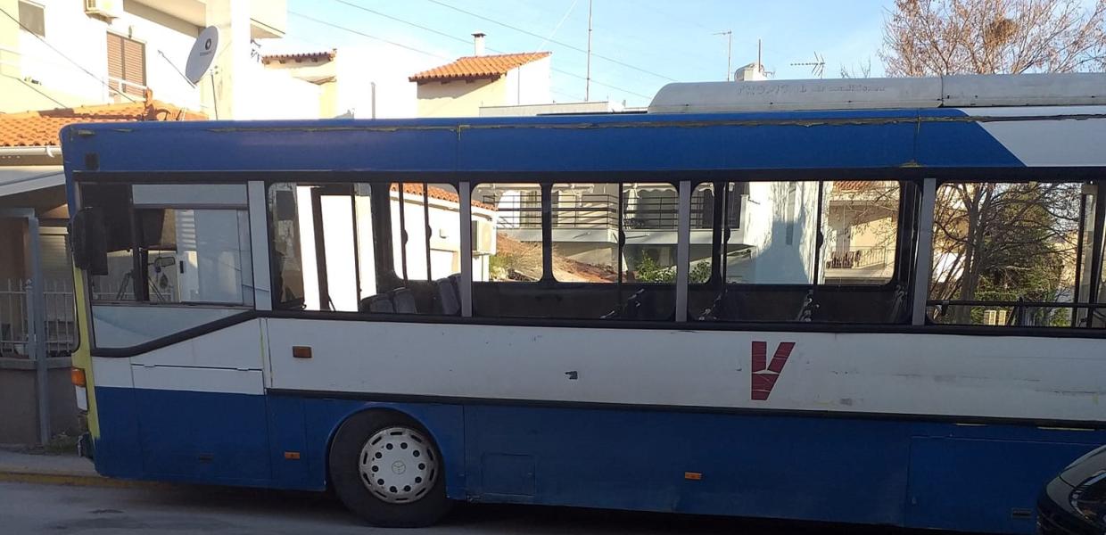 Το σχολικό λεωφορείο που συγκρούστηκε με ΙΧ