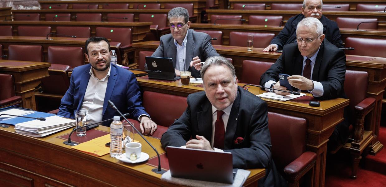 Οι βουλευτές του ΣΥΡΙΖΑ-ΠΣ που συμμετείχαν στη συνεδρίαση της Επιτροπής Θεσμών και Διαφάνειας καθισμένοι στα έδρανα της Βουλής