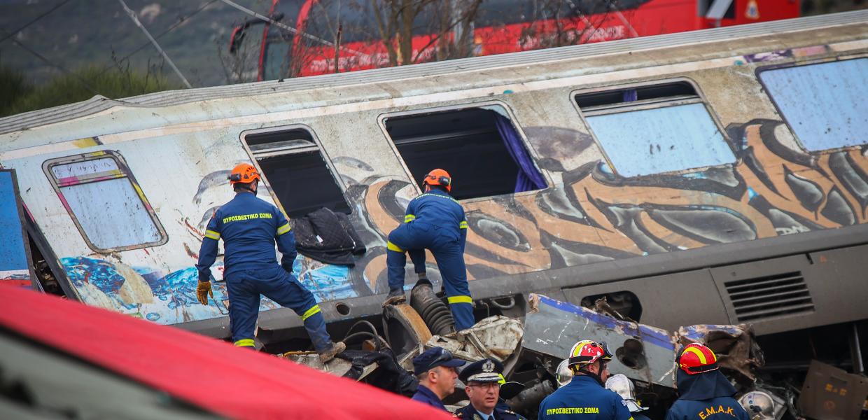 Διασώστες επιχειρούν στις αμαξοστοιχίες που συγκρούστηκαν στα Τέμπη