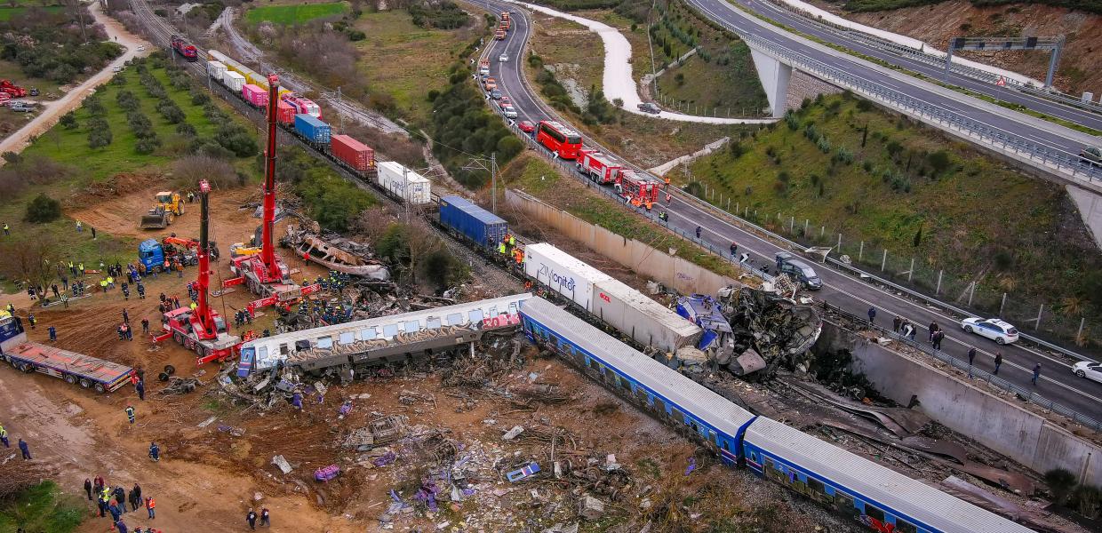 Αεροφωτογραφία των τρένων που συγκρούστηκαν στα Τέμπη
