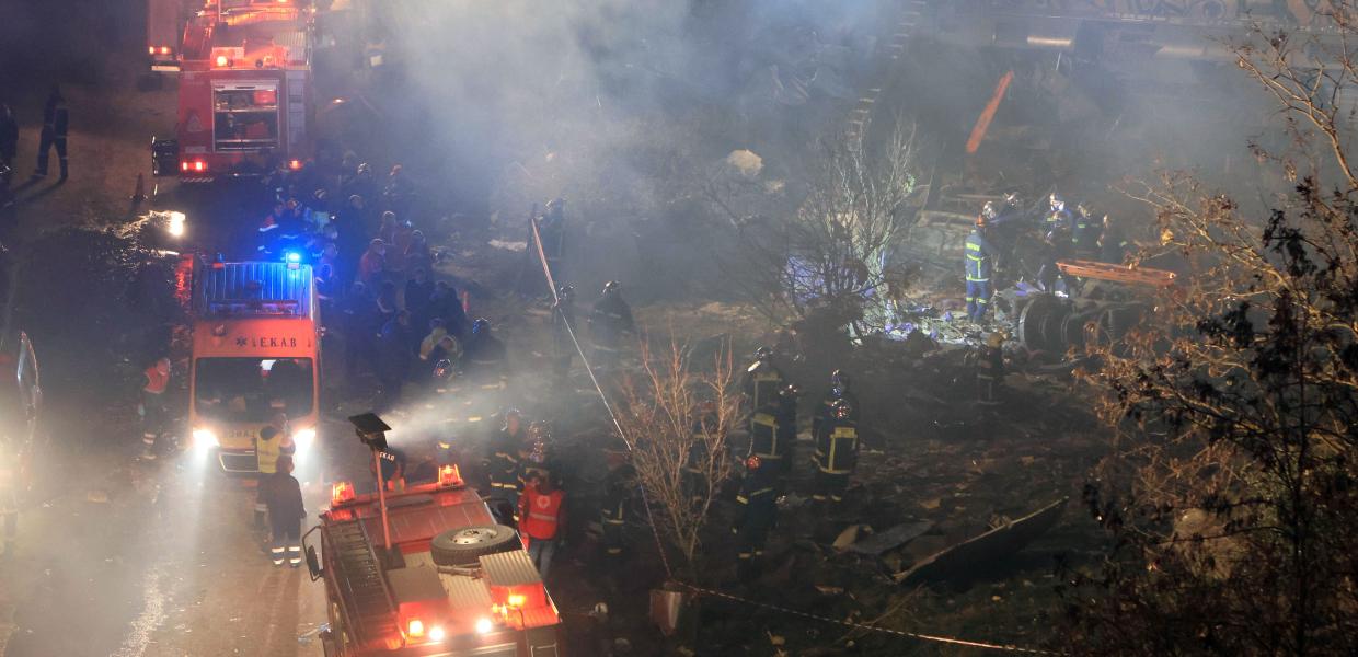 Πυροσβεστικά οχήματα μετά τη σύγκρουση των τρένων στα Τέμπη