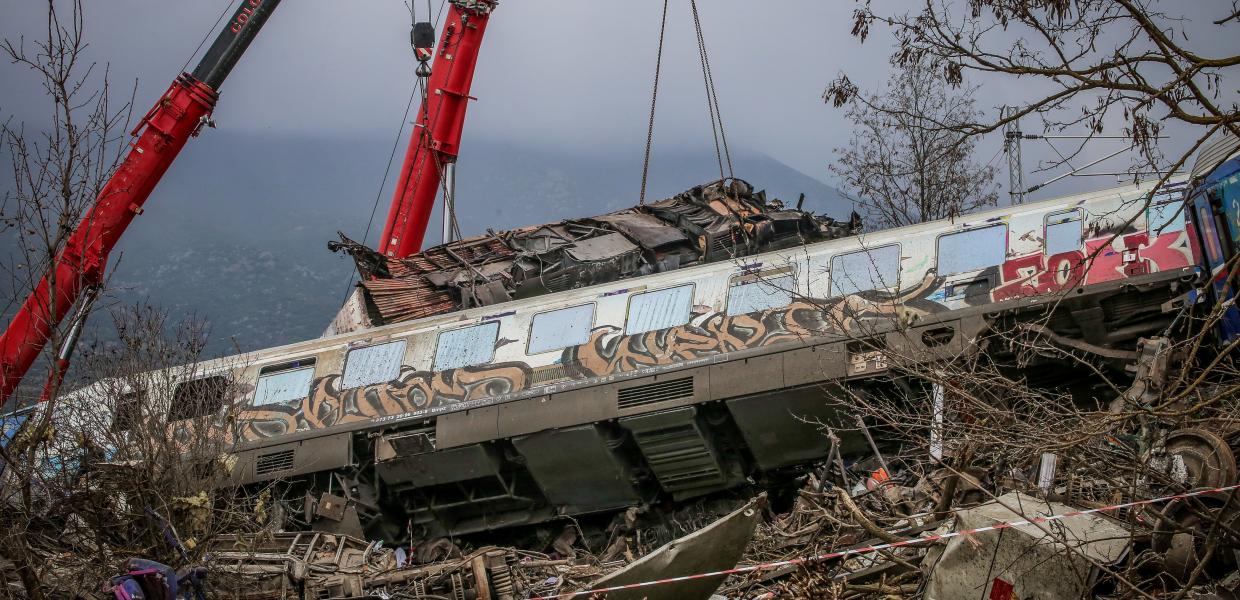 Το κατεστραμμένο τρένο που συγκρούστηκε με εμπορική αμαξοστοιχία στα Τέμπη