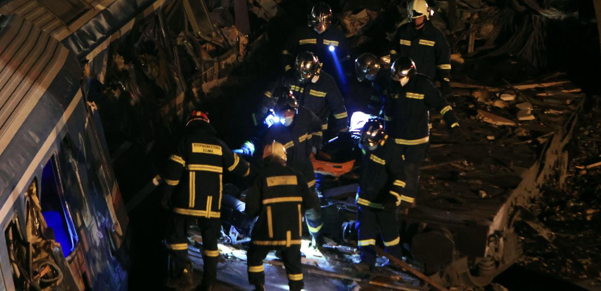 Πυροσβέστες μεταφέρουν επιβάτη τρένου μετά από σύγκρουση