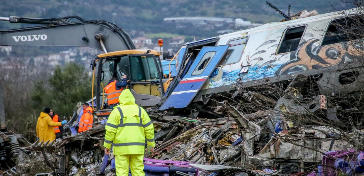 Συντρίμμια από τη σύγκρουση των τρένων