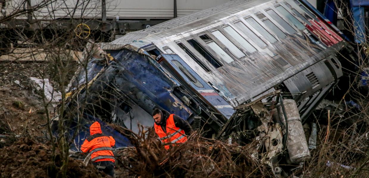 Επιχειρήσεις στο τρένο στα Τέμπη