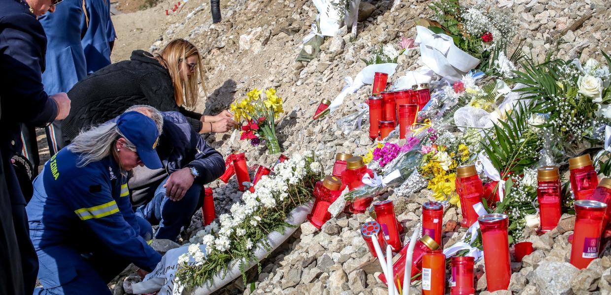 Κόσμος αφήνει λουλούδια και κεριά στο τόπο που σημειώθηκε η τραγωδία των Τεμπών