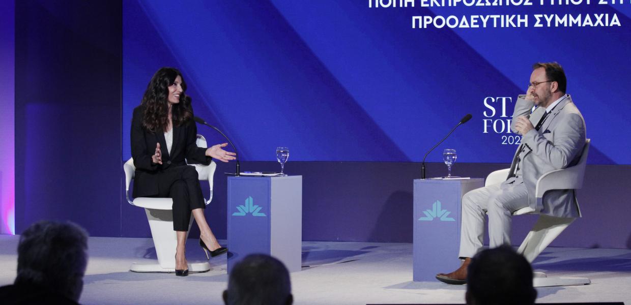 Η Πόπη Τσαπανίδου καθισμένη σε καρέκλα απαντά σε ερωτήσεις του διευθύνοντα συμβούλου του STAR Γιώργου Σιμόπουλου, στο συνέδριο STAR FORUM