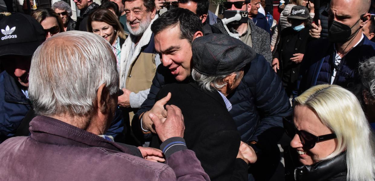Ο Αλέξης Τσίπρας με πολίτες στο Άργος