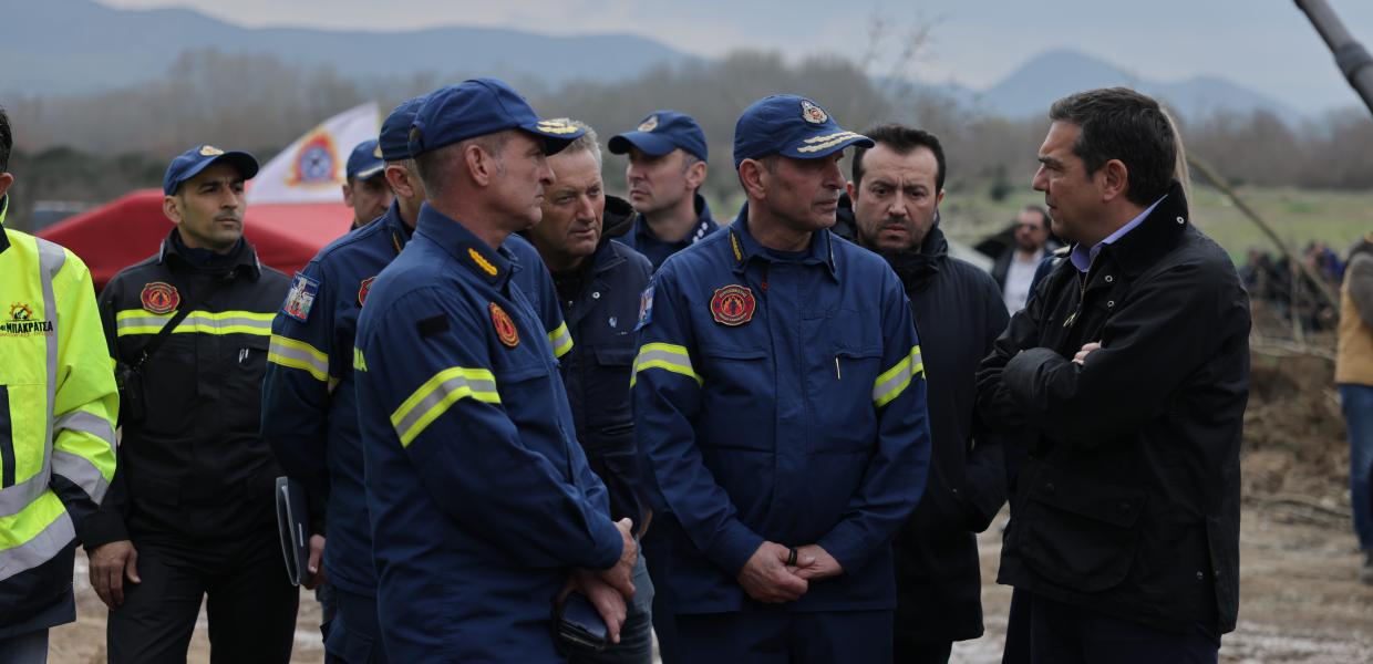 Ο Αλέξης Τσίπρας συνομιλεί με πυροσβέστες