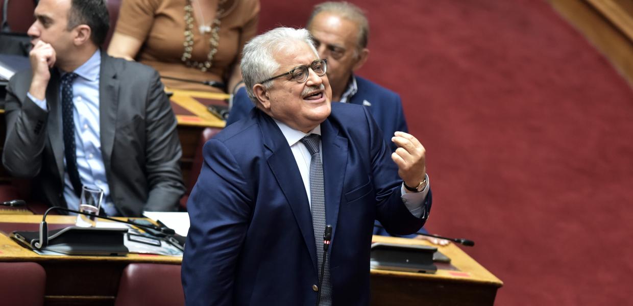 Ο Κώστας Τζβάρας μιλά από τα έδρανα της Βουλής