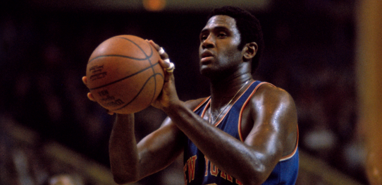 Ο Willis Reed με την μπάλα στα χέρια σε αγώνα μπάσκετ έτοιμος να σουτάρει