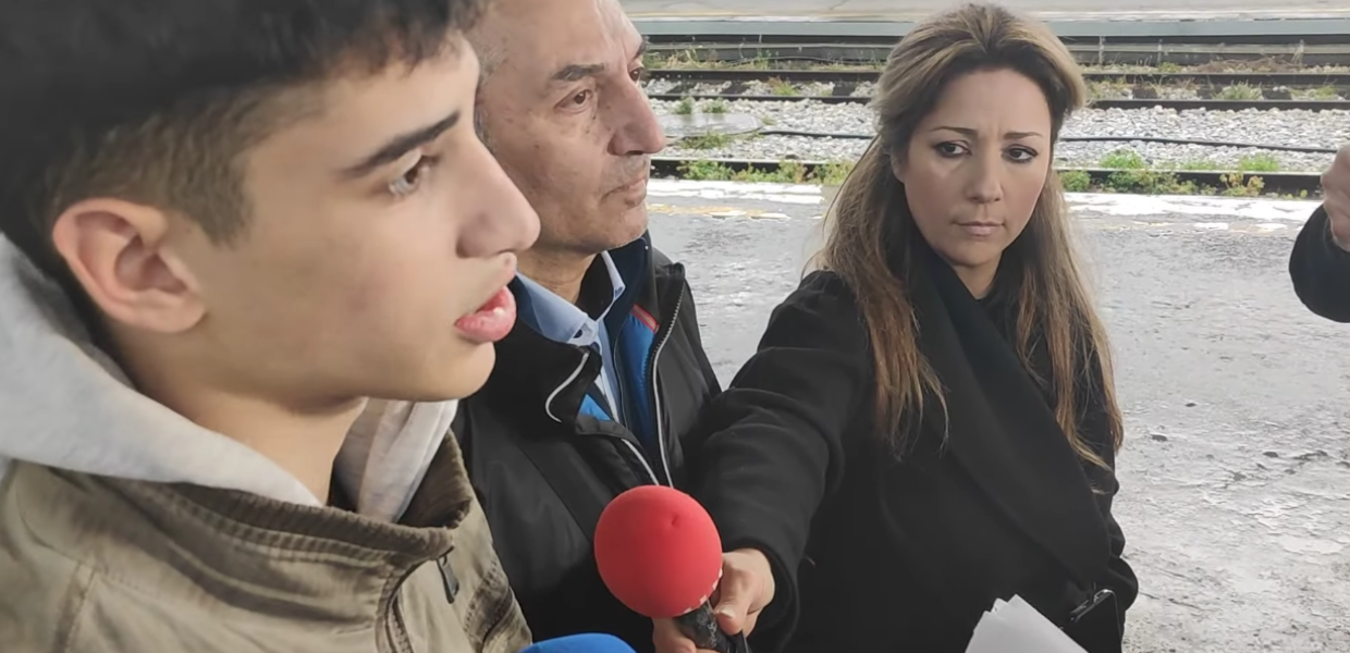 Μοίρασαν φυλλάδια για τα θύματα των Τεμπών
