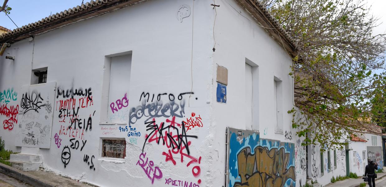 Κτίριο με graffiti στο σημείο που έγινε η αιματηρή ληστεία κοντά στην Ακρόπολη