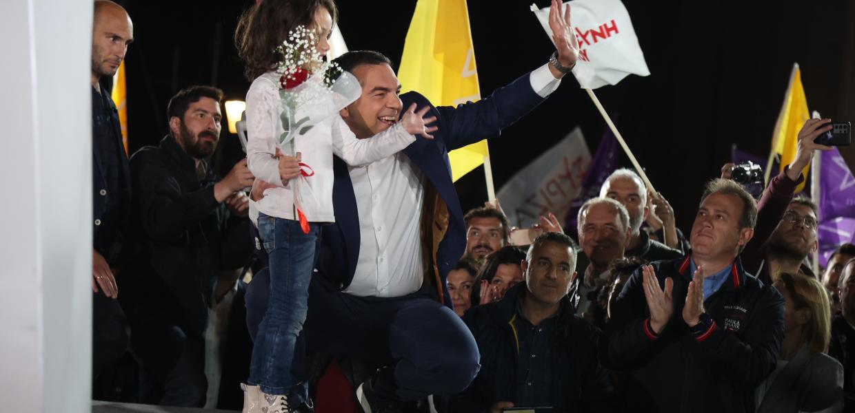 Ο Αλέξης Τσίπρας με μικρό κορίτσι