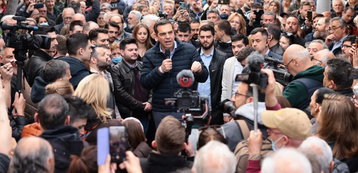 Ο Αλέξης Τσίπρας με κόσμο στο Ίλιον