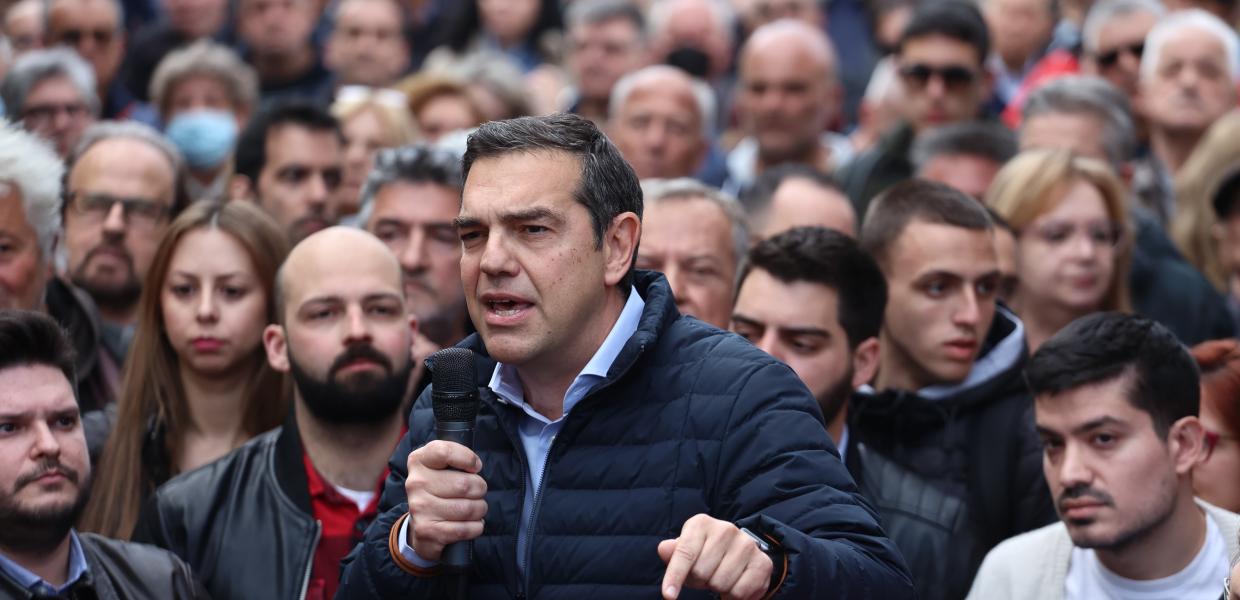 Ο Αλέξης Τσίπρας μιλά σε κόσμο το μικρόφωνο στο χέρι