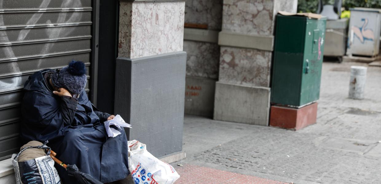 Άστεγη γυναίκα στο κέντρο της Αθήνας