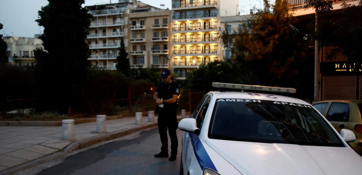 Αστυνομικός δίπλα σε περιπολικό στη Θεσσαλονίκη