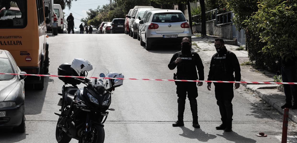 Αστυνομικοί με μηχανή στο σημείο της δολοφονίας του δημοσιογράφου Γιώργου Καραϊβάζ