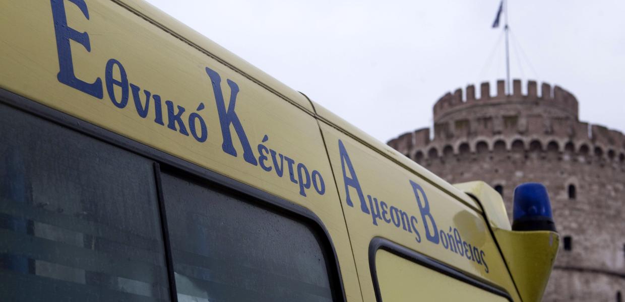 Ασθενοφόρο του ΕΚΑΒ μπροστά στον Λευκό Πύργο