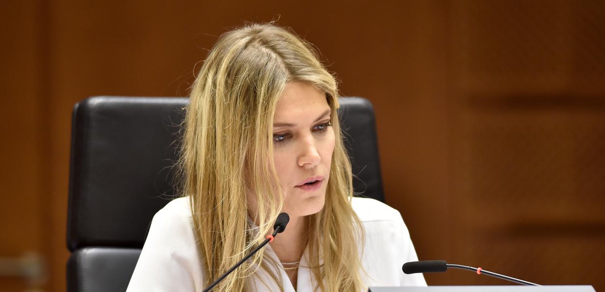 Η Εύα Καϊλή μιλά με μικρά μικρόφωνα μπροστά της