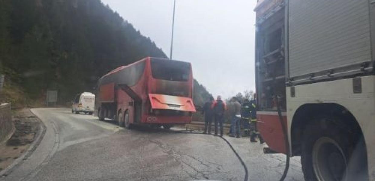 ΦΩΤΙΑ ΣΕ ΛΕΩΦΟΡΕΙΟ ΜΕ 52 ΜΑΘΗΤΕΣ ΙΩΑΝΝΙΝΑ