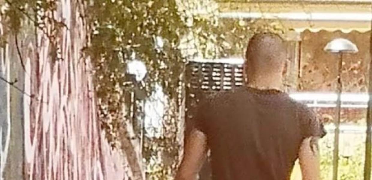 Ο άντρας που φέρεται να βάζει τον σκύλο του να σκοτώνει γάτες προχωρά στον δρόμο γυρισμένος πλάτη