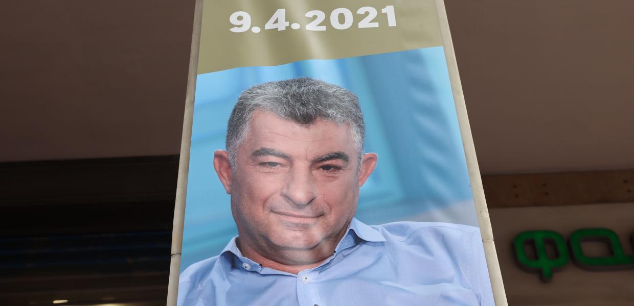 Αφίσα με τον Γιώργο Καραϊβάζ έξω από την ΕΣΗΕΑ