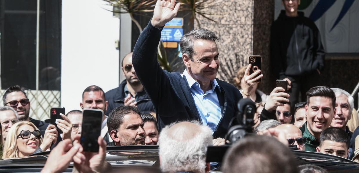 Ο Κυριάκος Μητσοτάκης χαιρετάει κόσμο