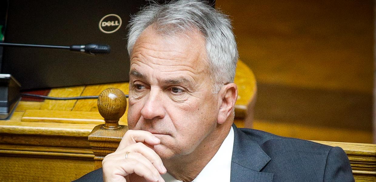Ο Μάκης Βορίδης στα έδρανα της Βουλής με το χέρι στο πιγούνι