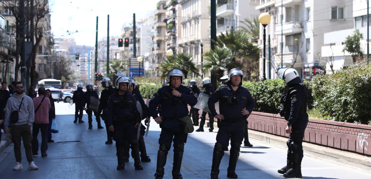 Δυνάμεις των ΜΑΤ στην Πατησίων