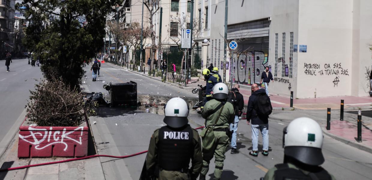 ΜΑΤ έξω από την ΑΣΟΕΕ