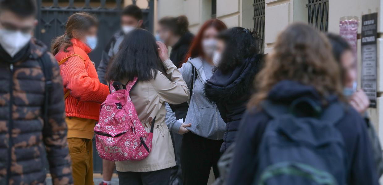 Μαθητές στο προαύλιο σχολείου