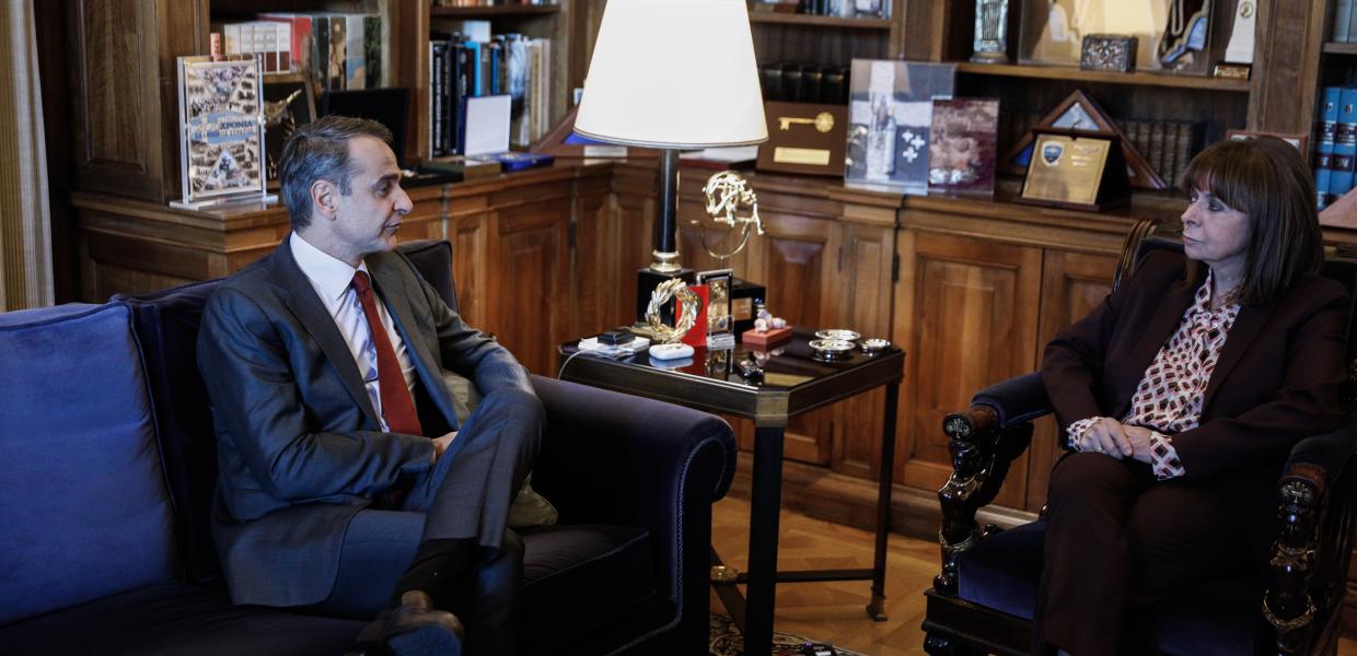 Ο Μητσοτάκης και η Σακελλαροπούλου καθισμένοι αντικρυστά σε καρέκλες στον Προεδρικό